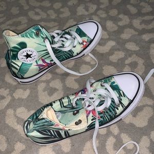 Size 7 converse (never worn)
